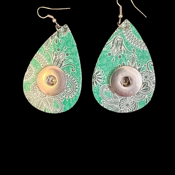 CUTE SOUTHWESTERN DANGLE SNAP BUTTON EARRINGS - Picture 2 of 3